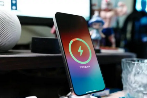 琼结苹果15换屏服务分享用什么充电器给iPhone15充电更好 